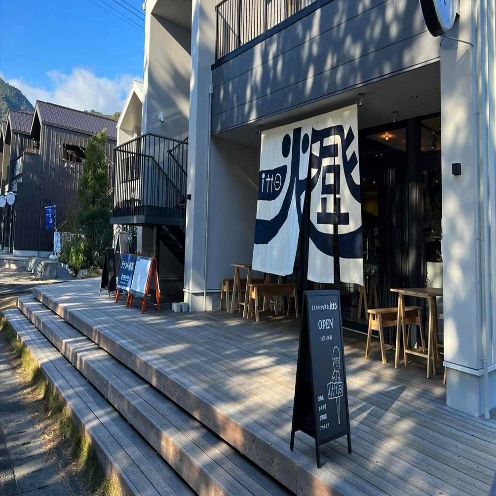 小さなお店屋さん 連休中は急に思い立って飲茶を 食べに行きました♨️🥟小籠包は 小ぶり