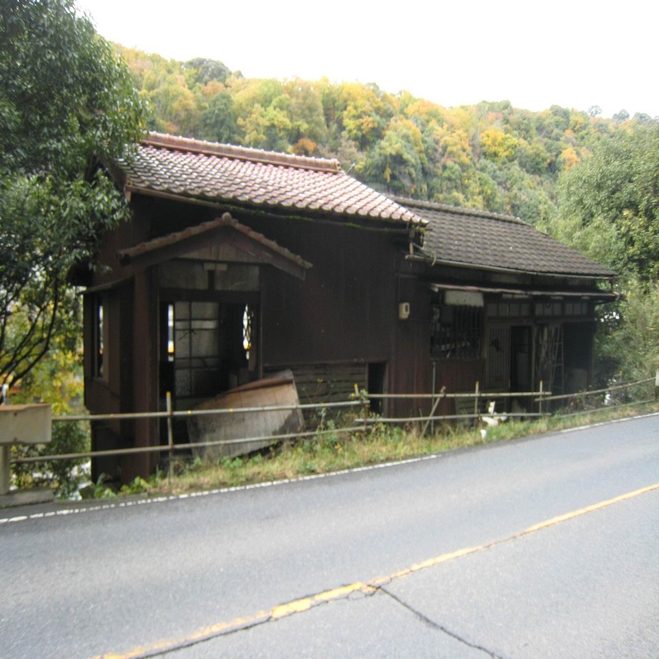 定光寺駅近くにある民家の廃墟 なぜ廃墟化したのかを辿る 富岡那恵 Note