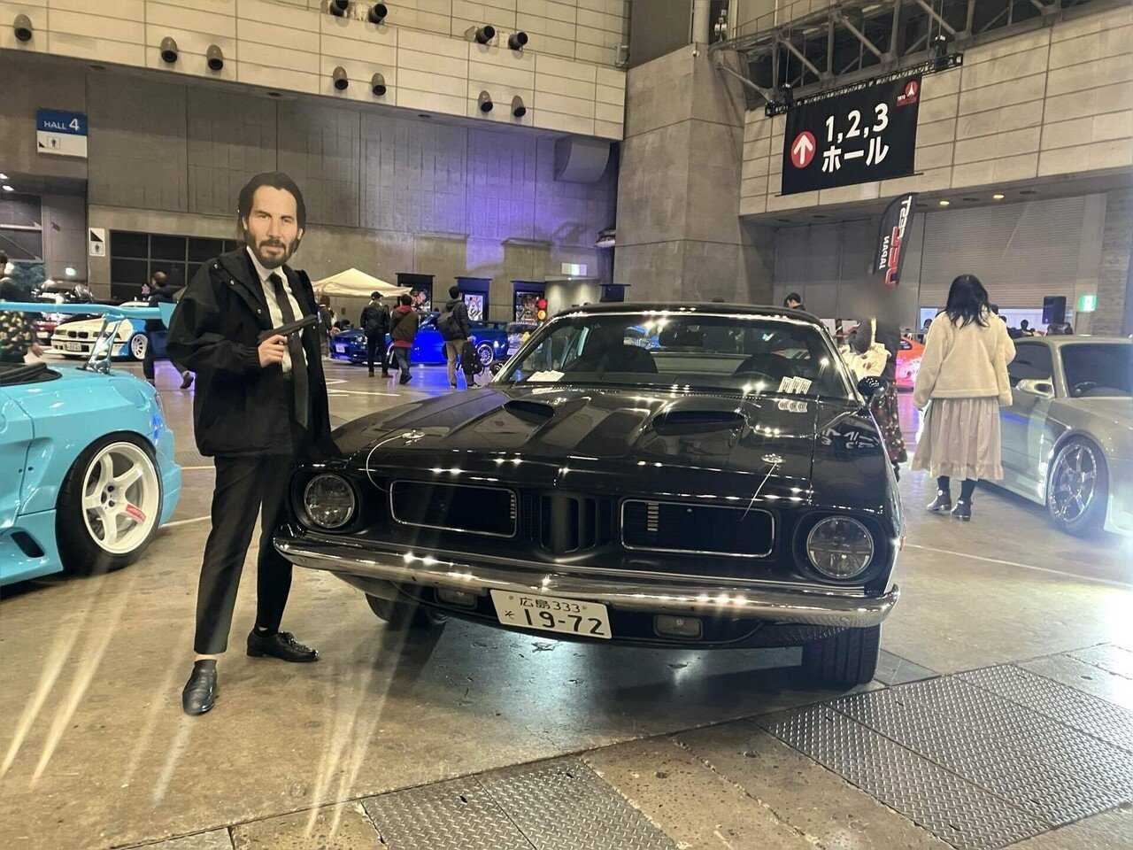 マッツ・ミケルセンとヒュー・ダンシーとダブル撮影してキアヌ