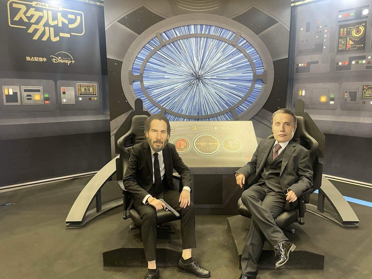 マッツ・ミケルセンとヒュー・ダンシーとダブル撮影してキアヌ