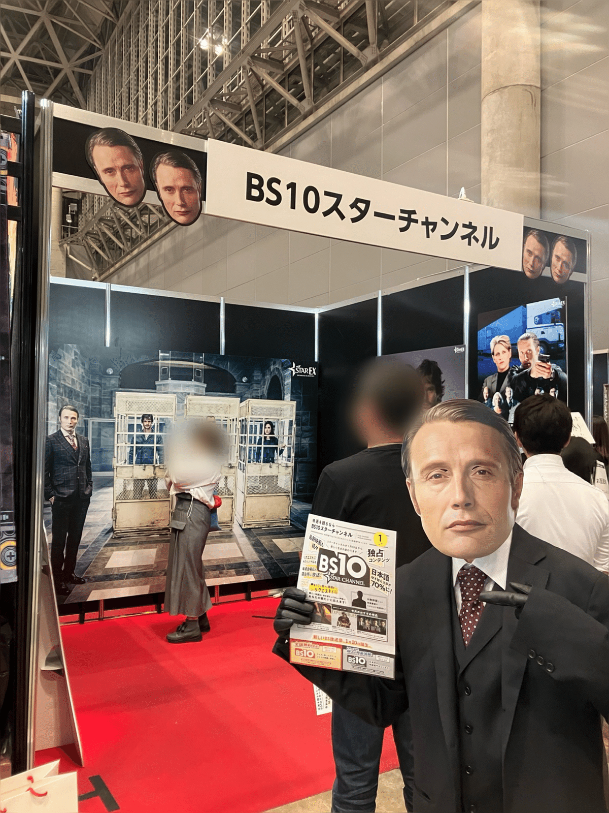 マッツ・ミケルセンとヒュー・ダンシーとダブル撮影してキアヌ