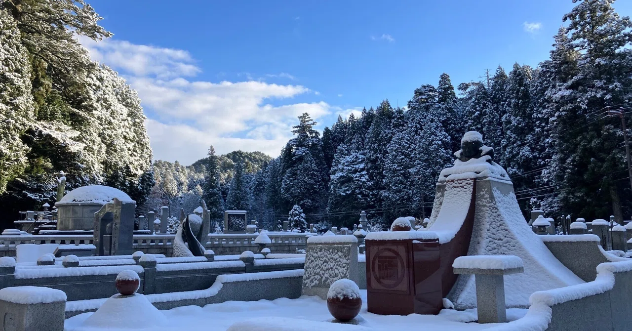 奥の院も雪景色です。｜高野山法徳堂/空海と高野山の魅力を独自の視点