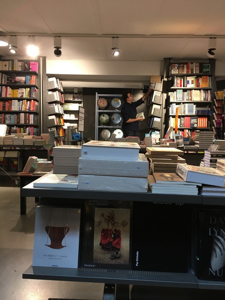 散歩中に見つけたコペンハーゲンの街のど真ん中にある大型書店。ロンドンの本屋さんもそうだけれど、こちらの本屋さんは本の並べ方がとても美しい、カッコいい。本当にセンスがある。だから、本屋さんに入ると私はぐるぐると歩き回ってしまう。そして、本以外にも本に関係するグッズやその店のオリジナルな素敵なトートバッグなど、ついつい買ってしまう。それにしても、本本本！！！この楽しい空間が私は大好き。