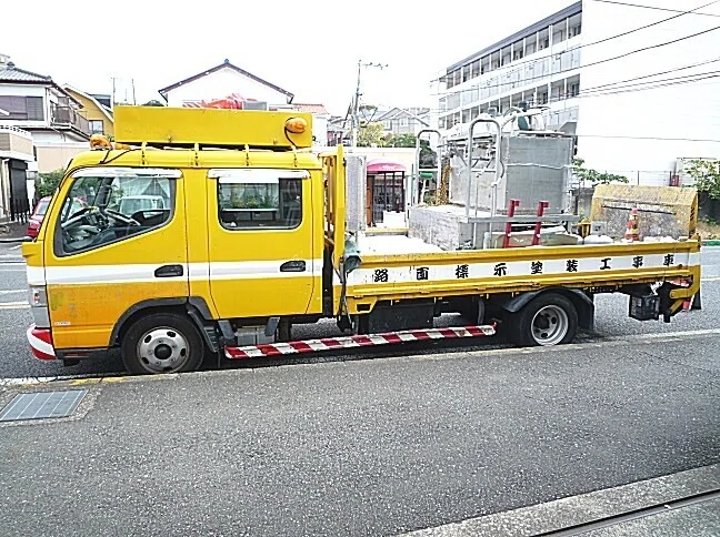 路面標示で思い浮かぶのは、「とまれ」の誤表記塗装の「とれま」。ネットなどない、もうかなり昔に投稿写真として本で見た。その後テレビのバラエティで ...