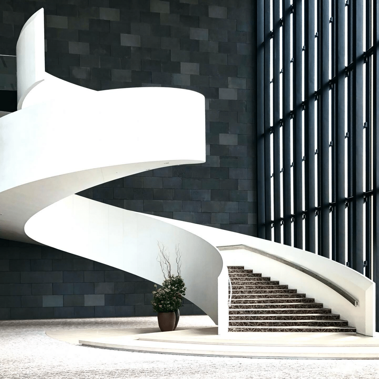 螺旋階段の神秘】自然界と宇宙を繋ぐ数式の美しさ｜リサさんの建築巡り