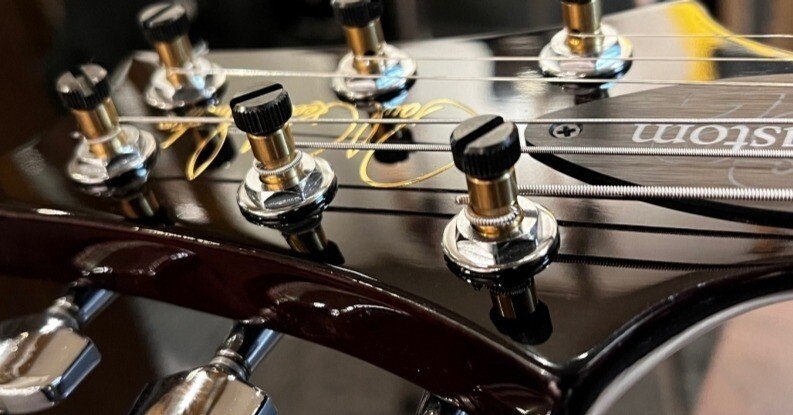 ロック式ペグの場合、弦の先端はどうする？｜ギターショップ店主の部屋