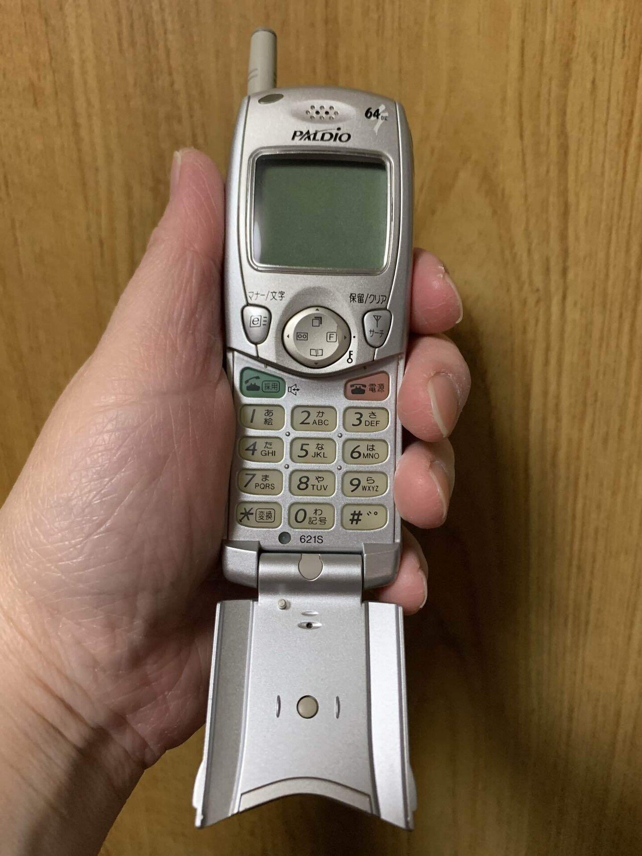 doc ガラケー使用感あり 超ミニマルなスマホ？いや、ケータイです｜UZ00