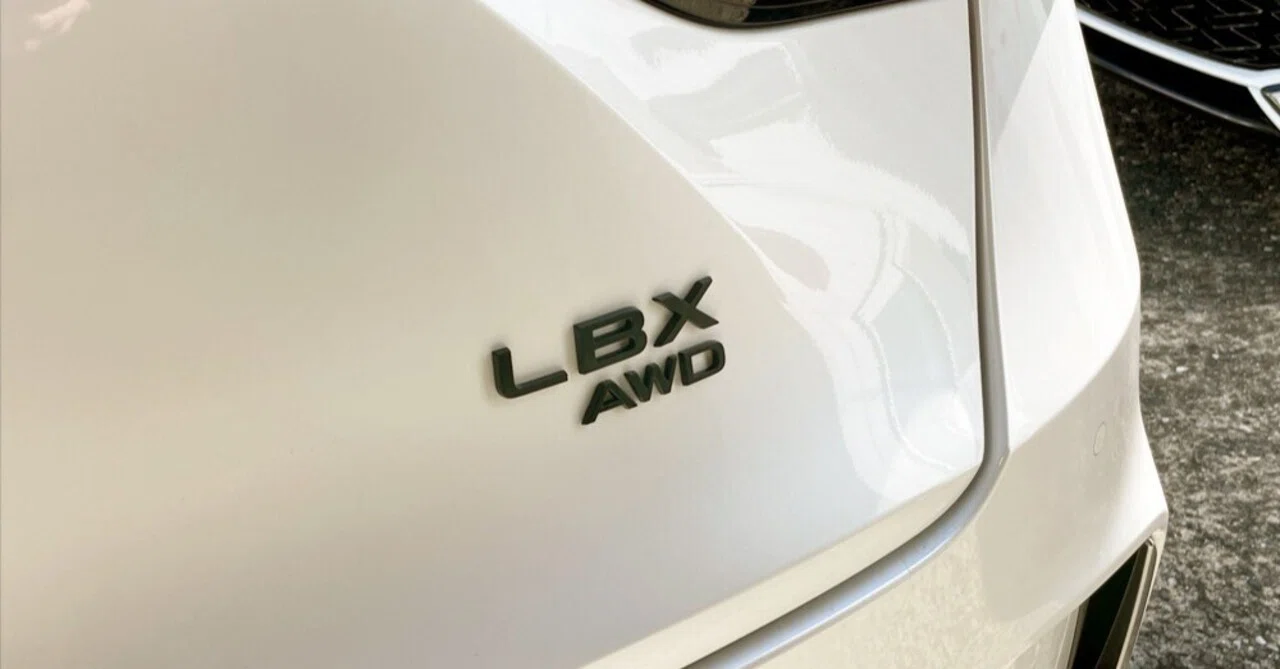 むむ？「AWD」モデル登場でエンブレム交換！～レクサスLBX｜Grazio&Co 