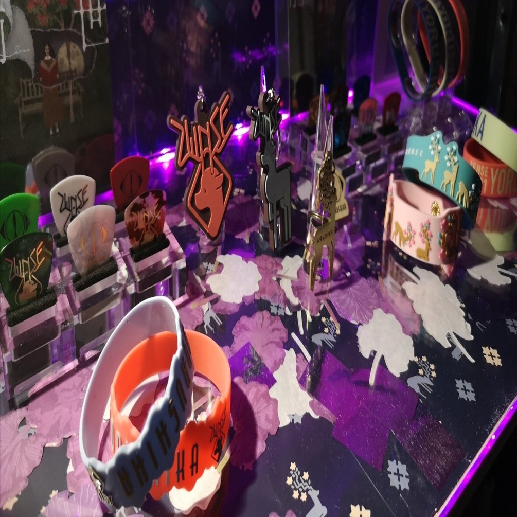 ヨルシカの前世ライブのグッズディスプレイ棚を作った話｜たまごやき