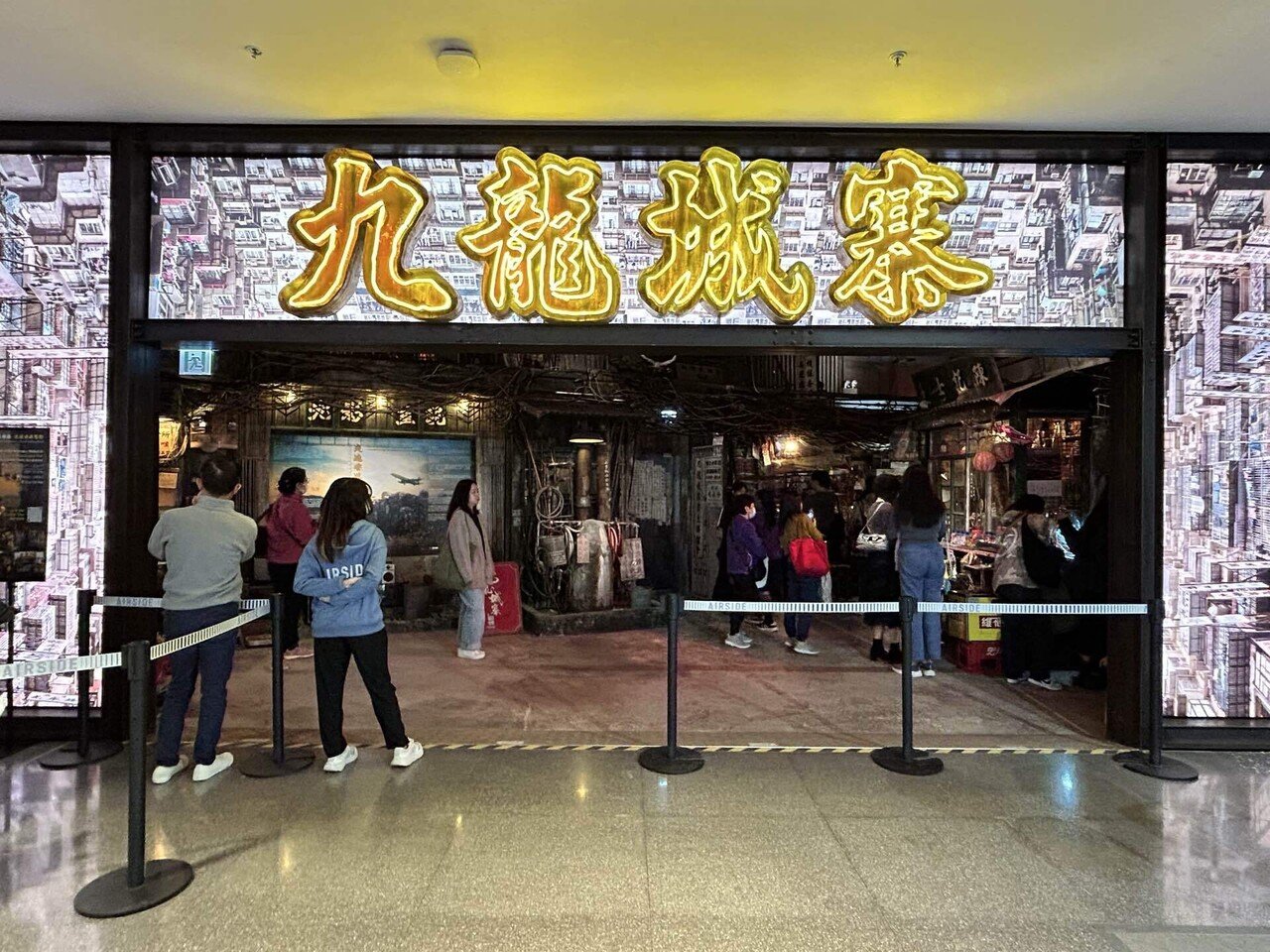 【香港限定】トワイライト・ウォリアーズ 城寨之圍城 電影實景集（國際版）写真集 Amazon | 公式トワイライト ウォリアーズ 九龍城寨之圍城 電影