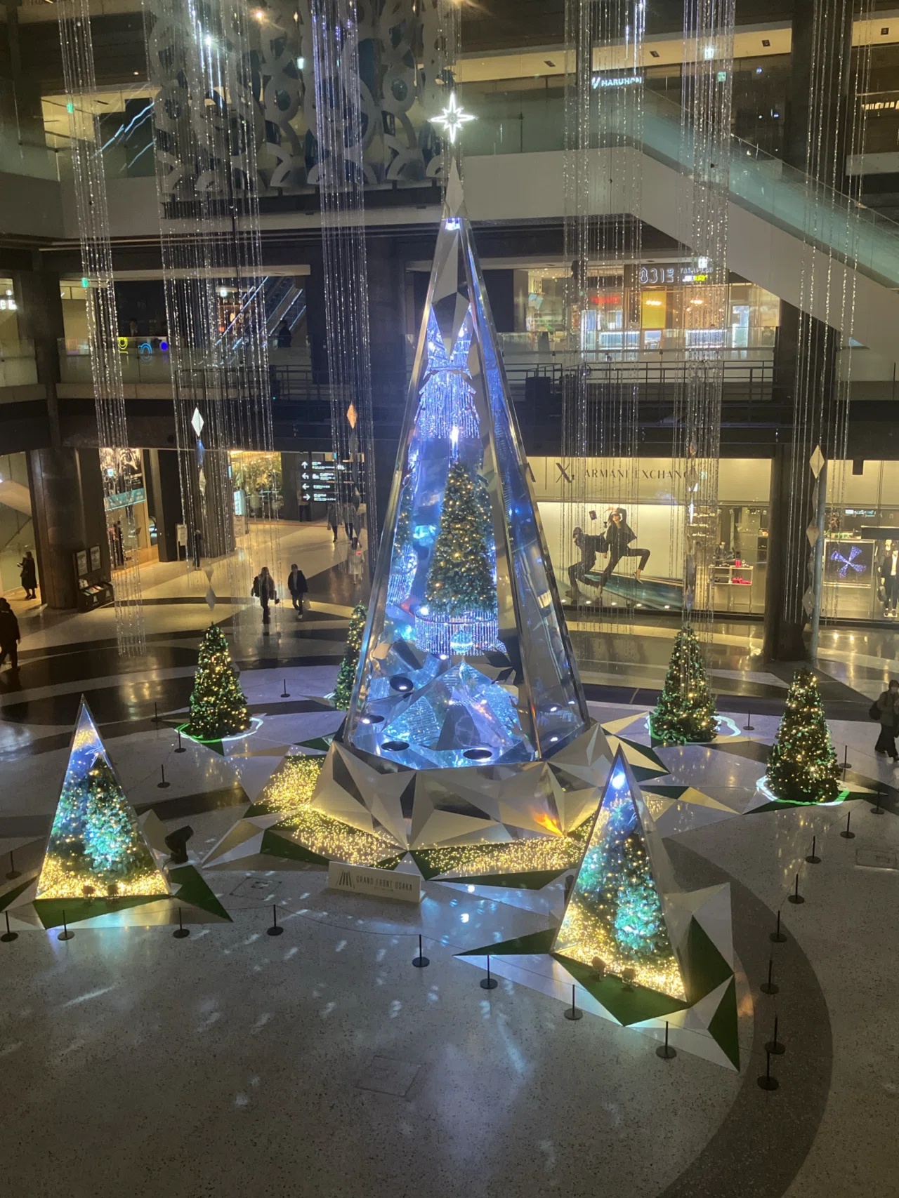 保存版】梅田の最新クリスマスツリー特集2024🎄｜ひろかん