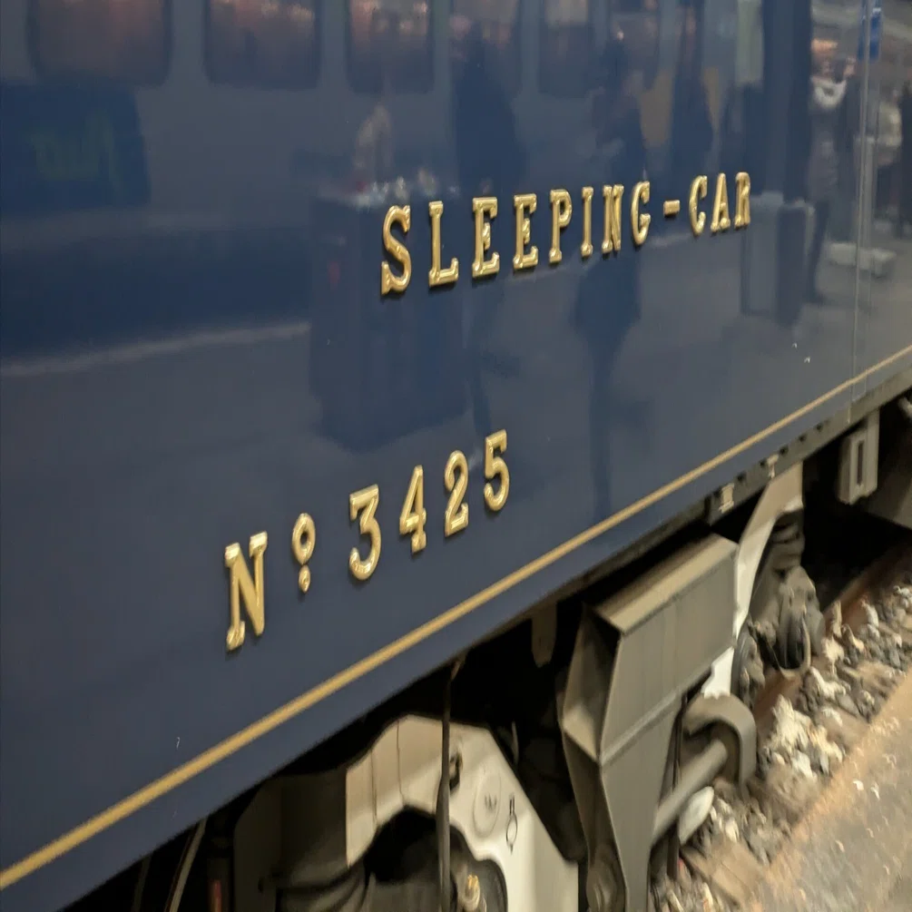 オリエント急行】🇨🇭バーゼル駅で偶然出会った豪華列車の旅情｜川端