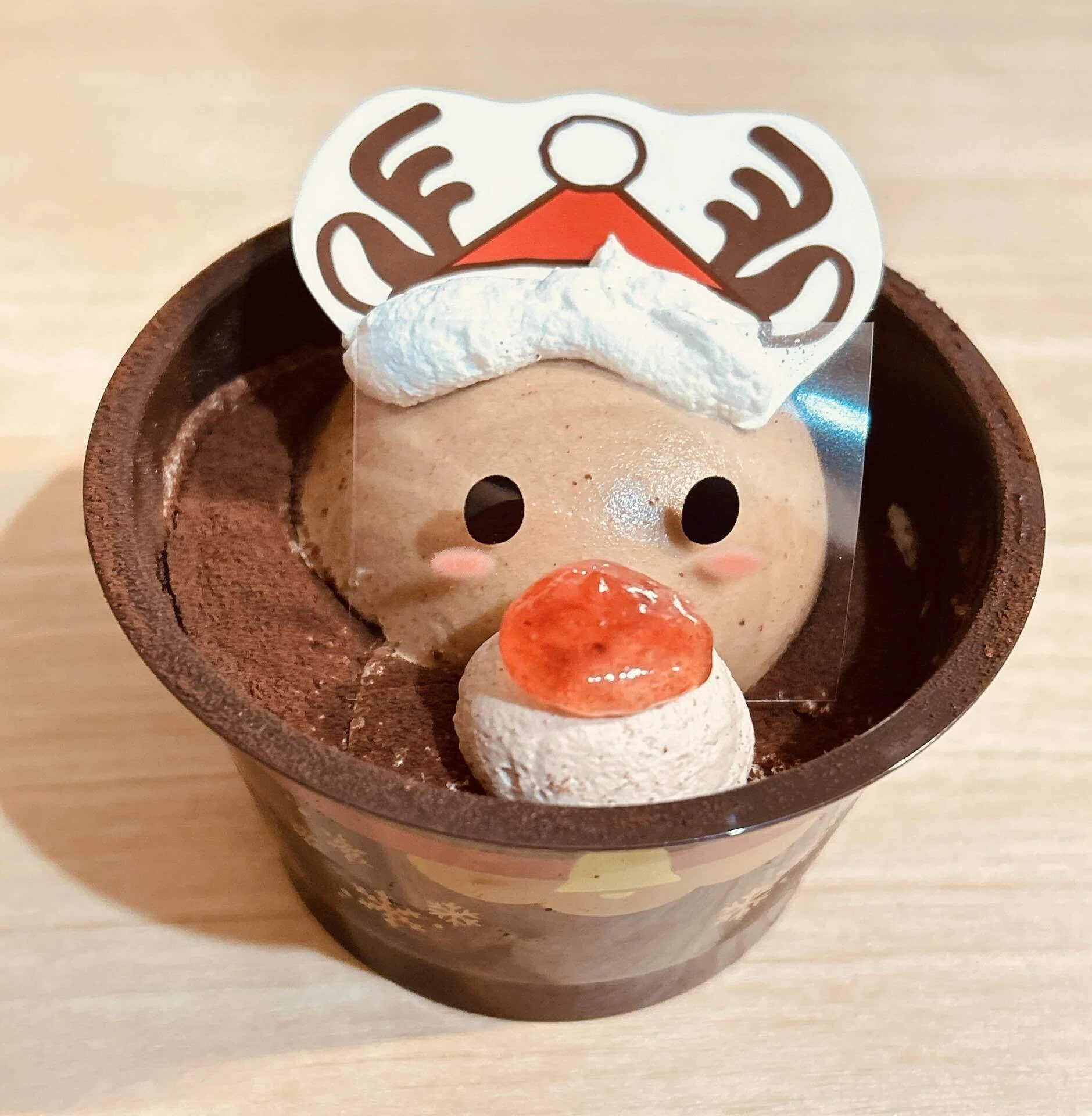 夫が買ってきたトナカイのチョコレートケーキ😁 角と目は食べられない