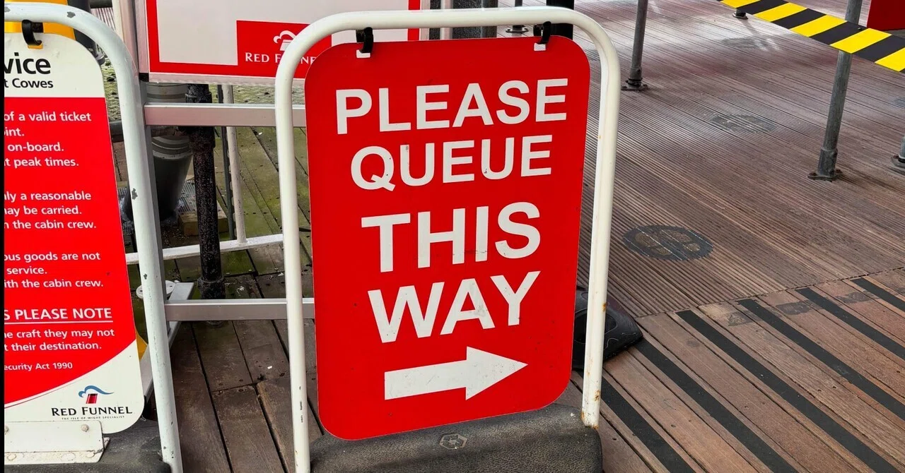 Queue Letter Q English in British towns and announcements: This and that|Uchan