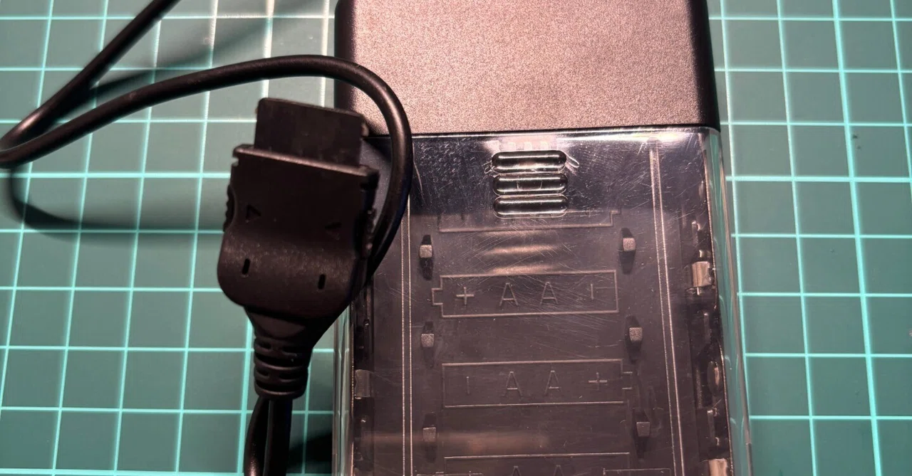 ガジェット分解】秋月電子で格安で売られていた充電器分解してみた