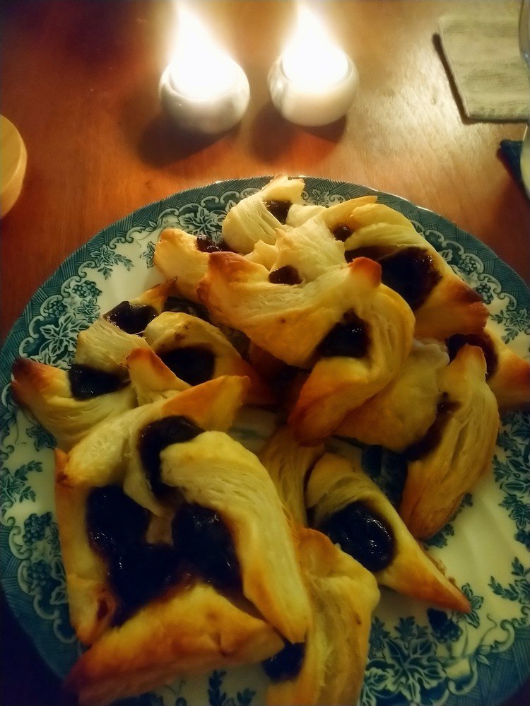 Tähtitorttu（フィンランドでクリスマスシーズンにたべる星型のパイ）の季節がやってきました。ここ数日1日に何個も食べてしまい主食化しています。なお、手作りしたのは私ではなく、夫です。