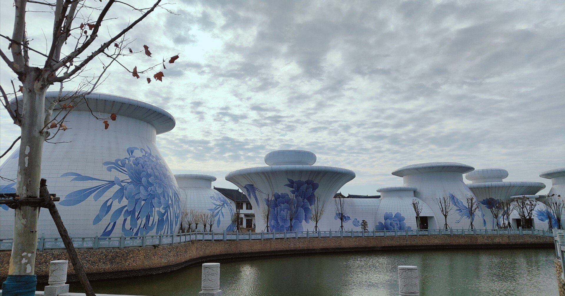 景徳鎮で打卡！用途不明の巨大青花瓷〜景徳鎮古坊群｜明明東京@中国を
