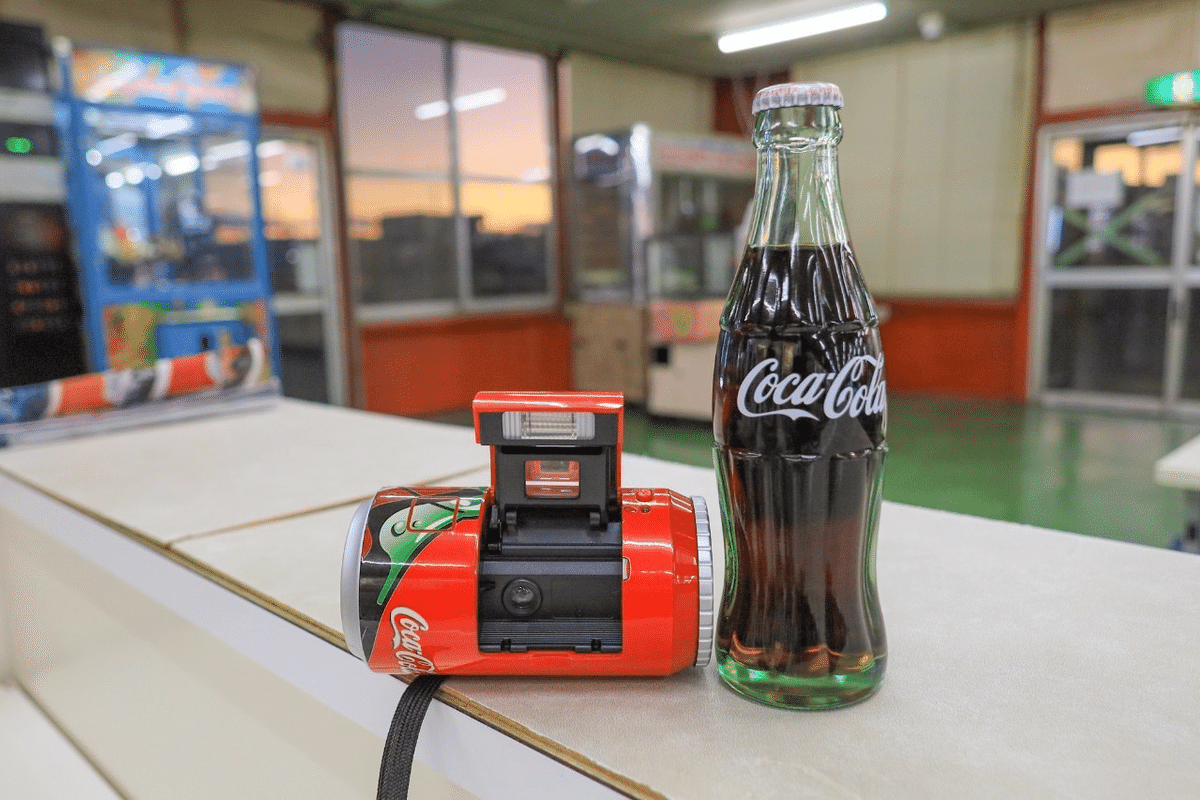 コカ・コーラ型のフィルムカメラ｜かまた