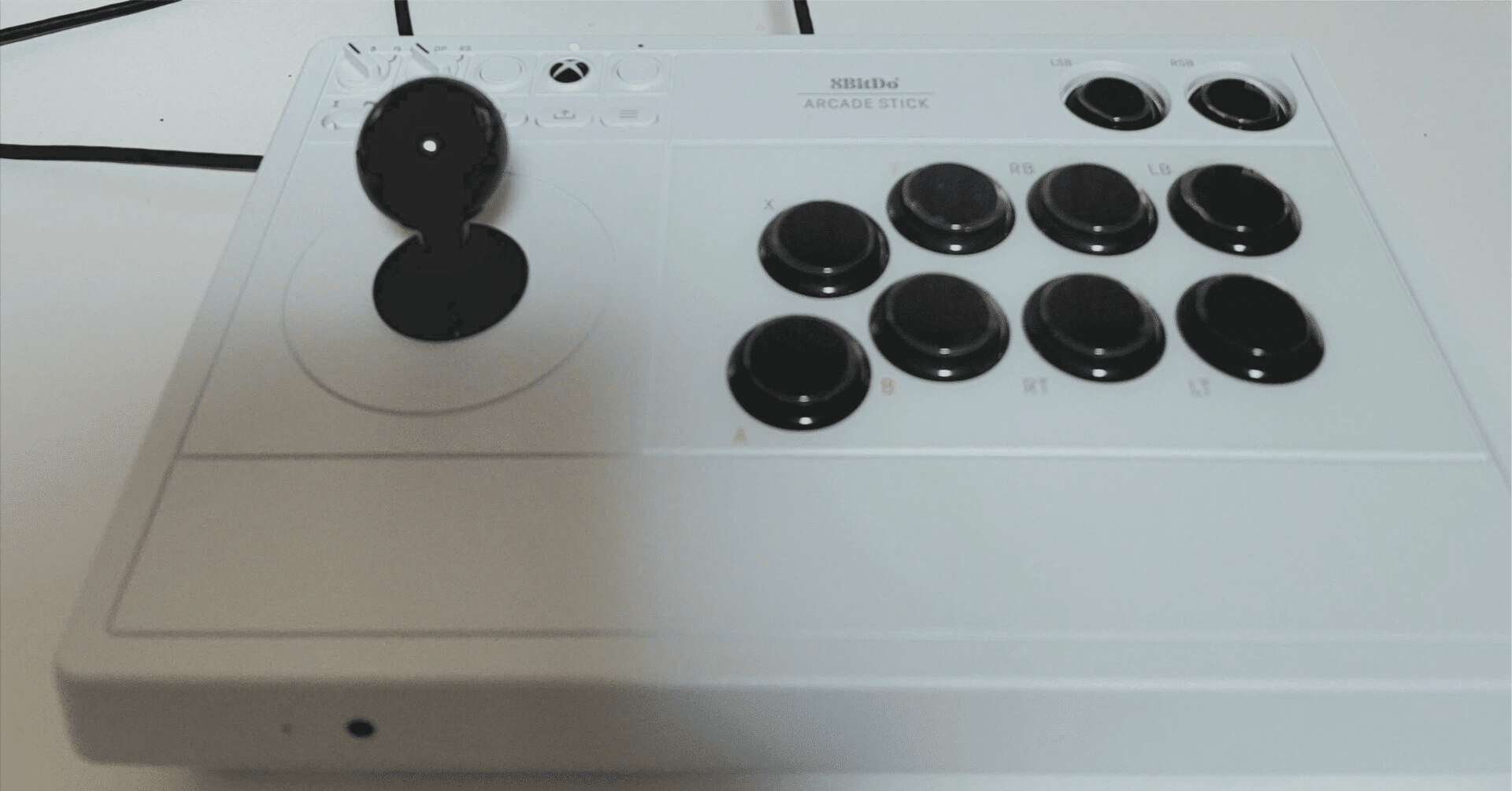 Nintendo SwitchとPCに3つの方式で接続できるアケコン「8BitDo