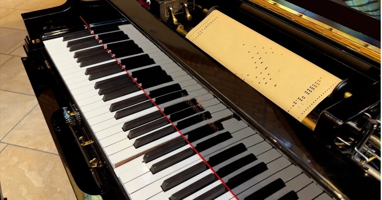 紙ロールをセットするだけ。自動演奏ピアノ「Duo-Art」と辿る、約100年