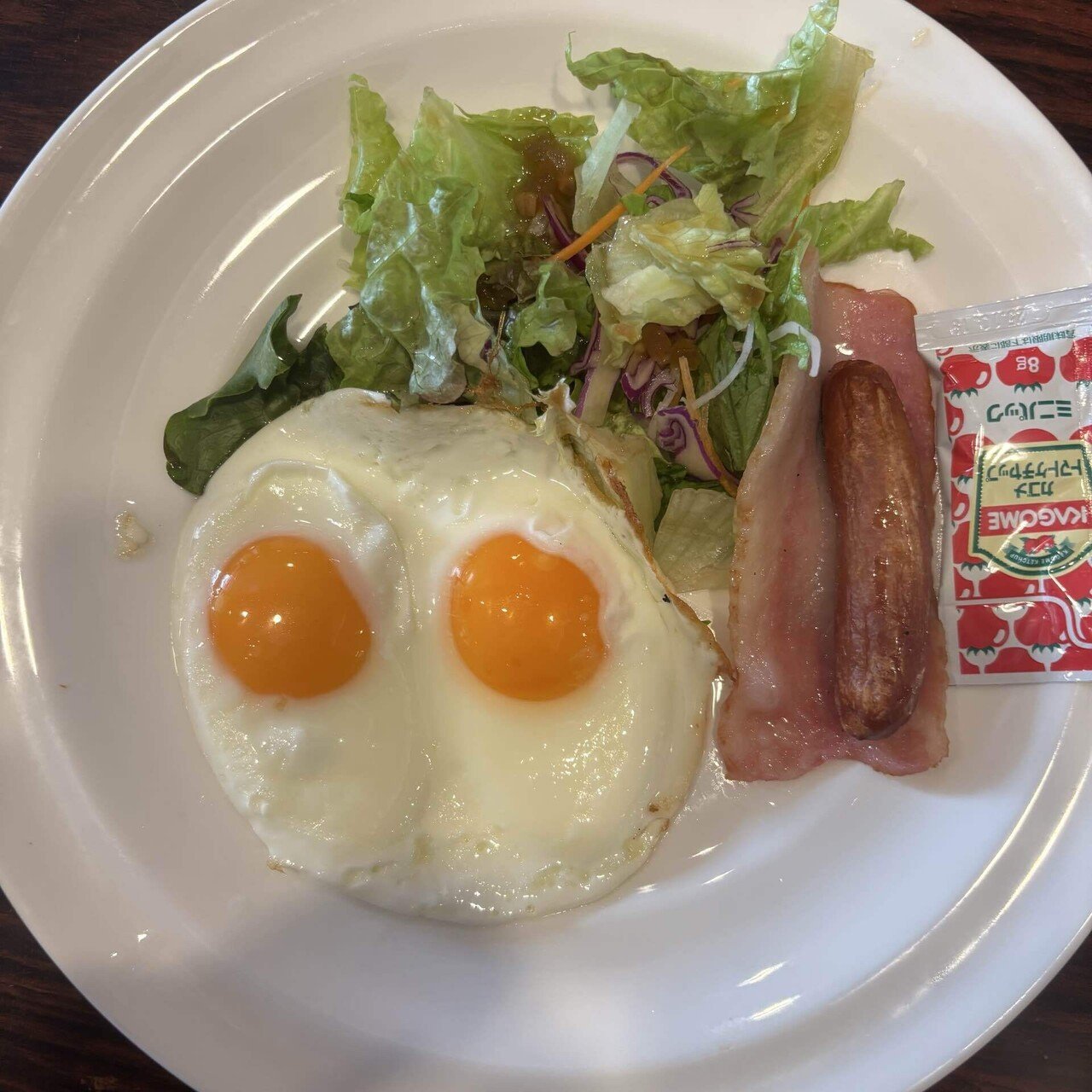 26 目玉焼き&ベーコンソーセージセット(ガスト)｜キリ