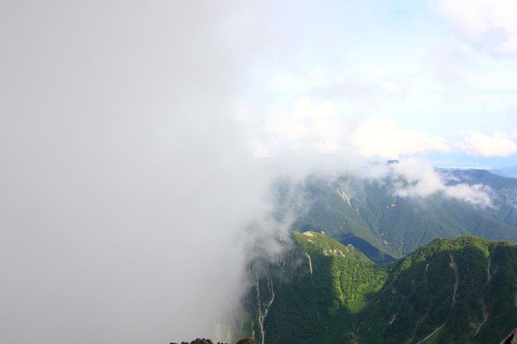 【撮影場所】北穂高の山頂（長野県） 【撮影日】2019.8.12 【カメラ】Canon EOS 7D Mark II 【レンズ】TOKINA AT-X 11-20 PRO DX CAF