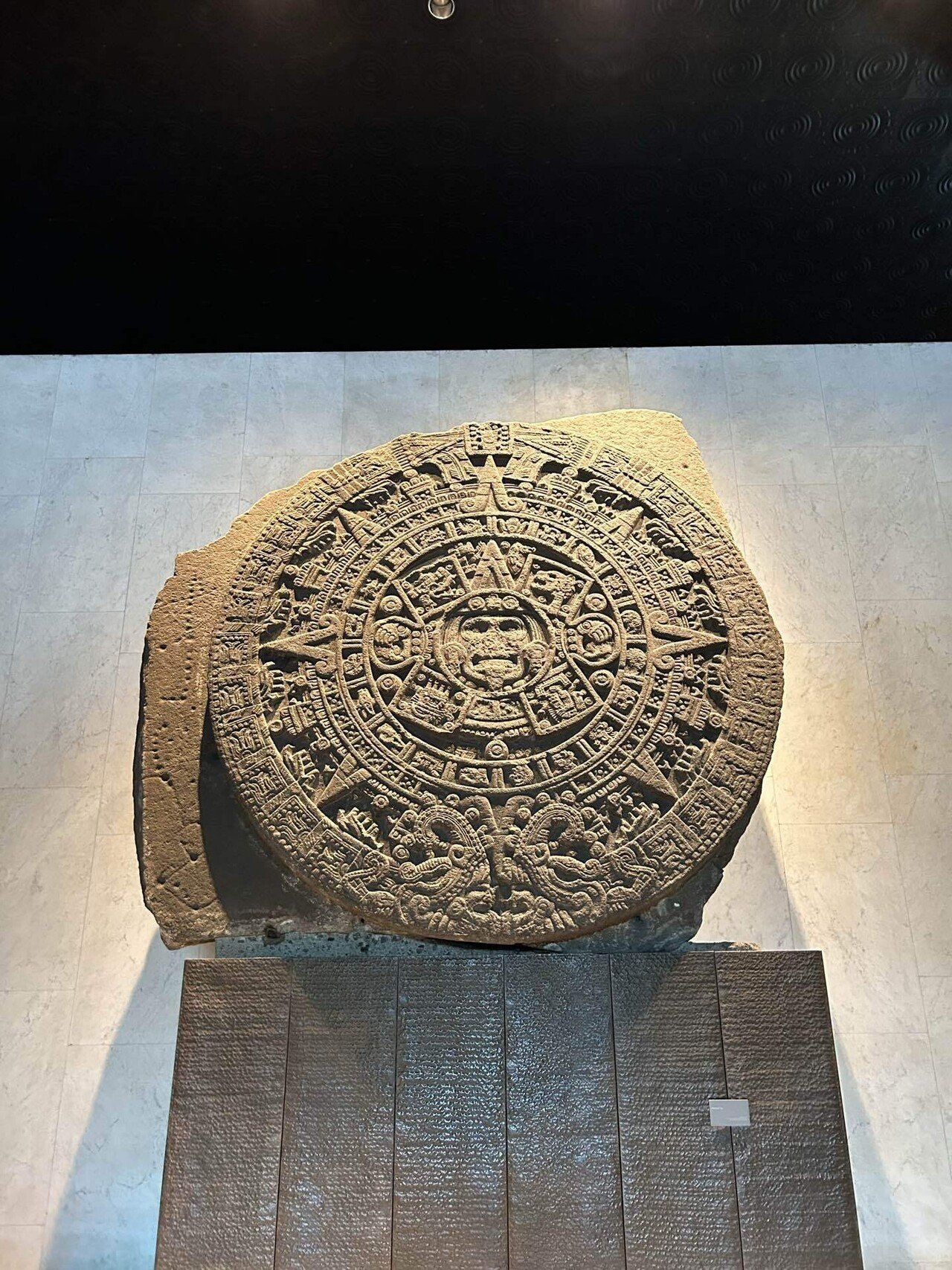 とても雰囲気があるメキシコ製、石の顔の飾り額 世界一周 day263【メキシコシティ最後の観光🇲🇽】~世界一周新婚旅行~｜TK