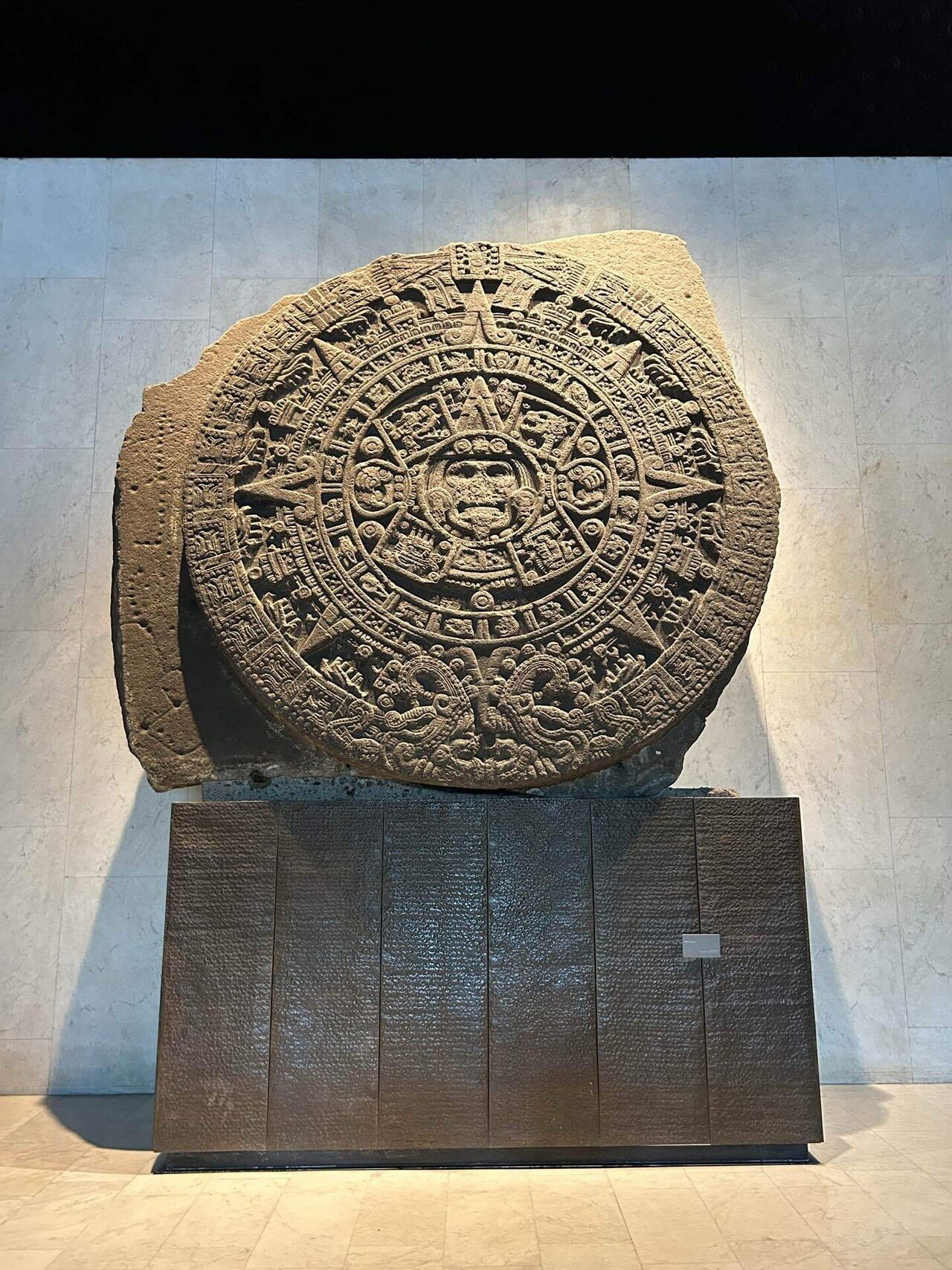 とても雰囲気があるメキシコ製、石の顔の飾り額 世界一周 day263【メキシコシティ最後の観光🇲🇽】~世界一周新婚旅行~｜TK