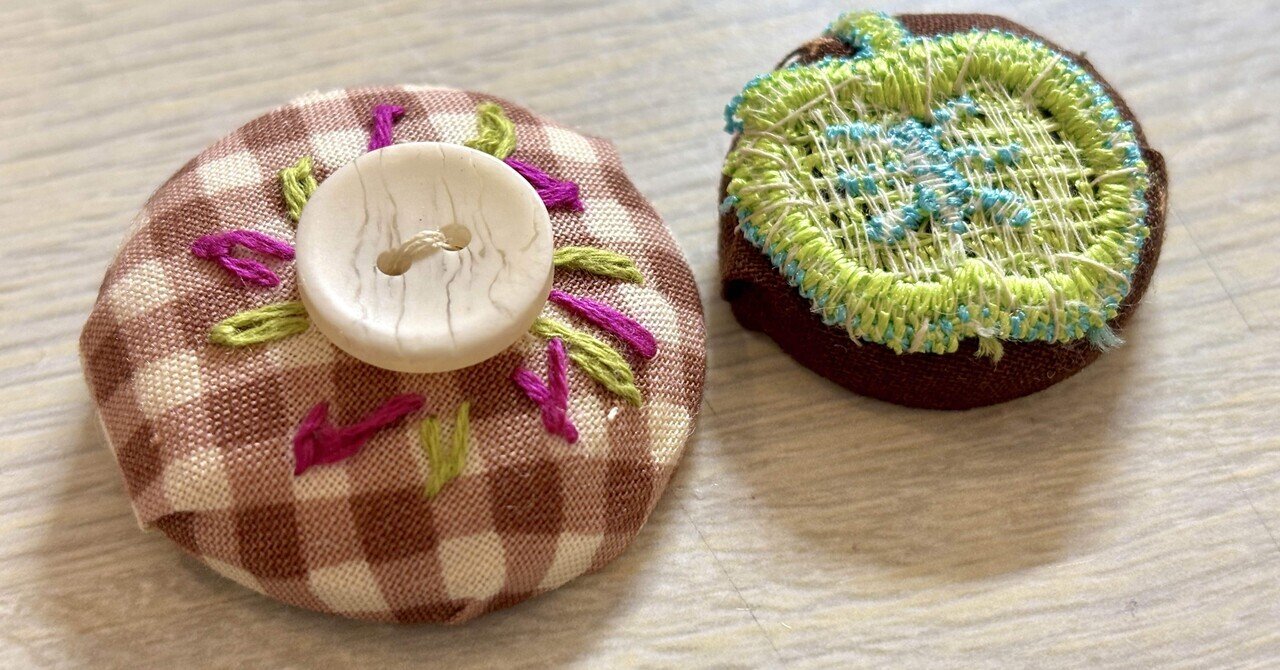 くるみボタン刺繍ブローチ　専用 刺繍ブローチ くるみボタン かぎ針編み フラワー No.84 - メルカリ