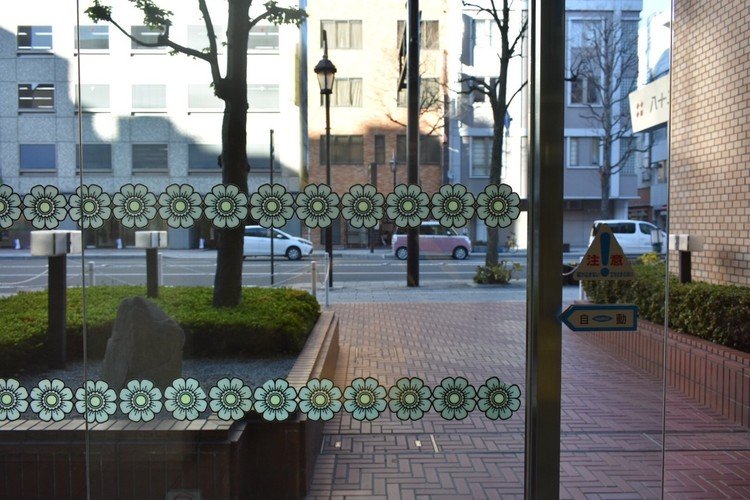 この日は松本駅スタート。まず松本駅から徒歩１０分程の市街地にある昭和ビル自動ドアにて。一枚だけ欠けている花びらが目についた。