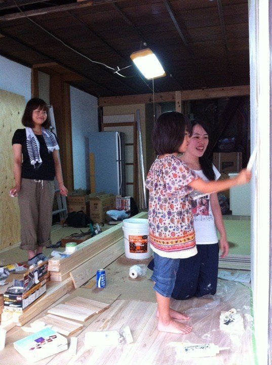 20110703 ハレマ 壁塗り 女子3人