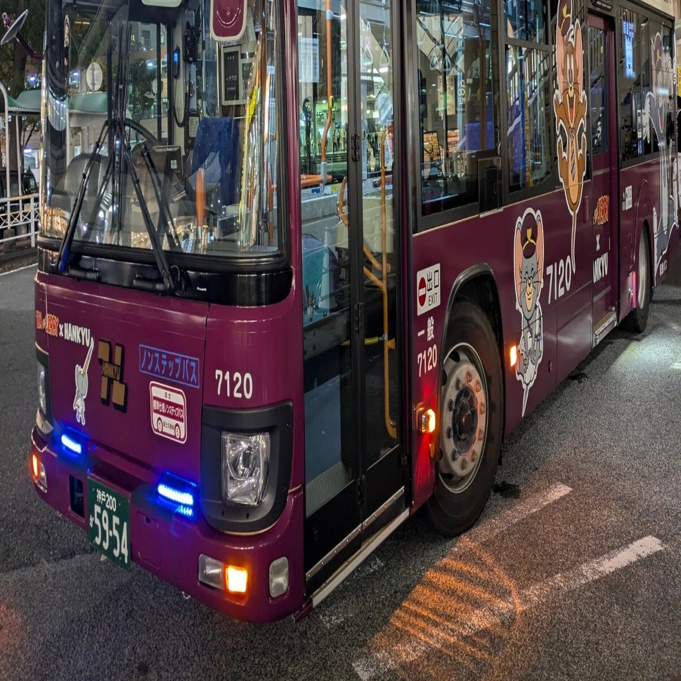 2つのトムとジェリーのラッピングバス｜バスたろう