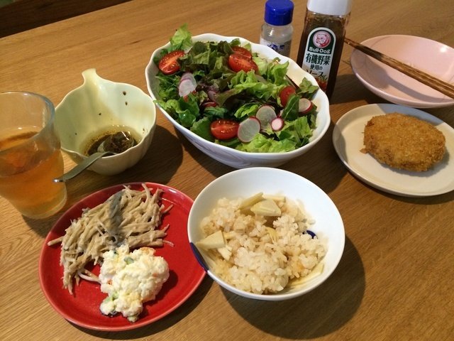 サラダは同じ葉物でも色んな味がして面白い。初めてバルサミコ酢でドレッシング作った。メープルシロップを入れてみたけどなくても良いかも。