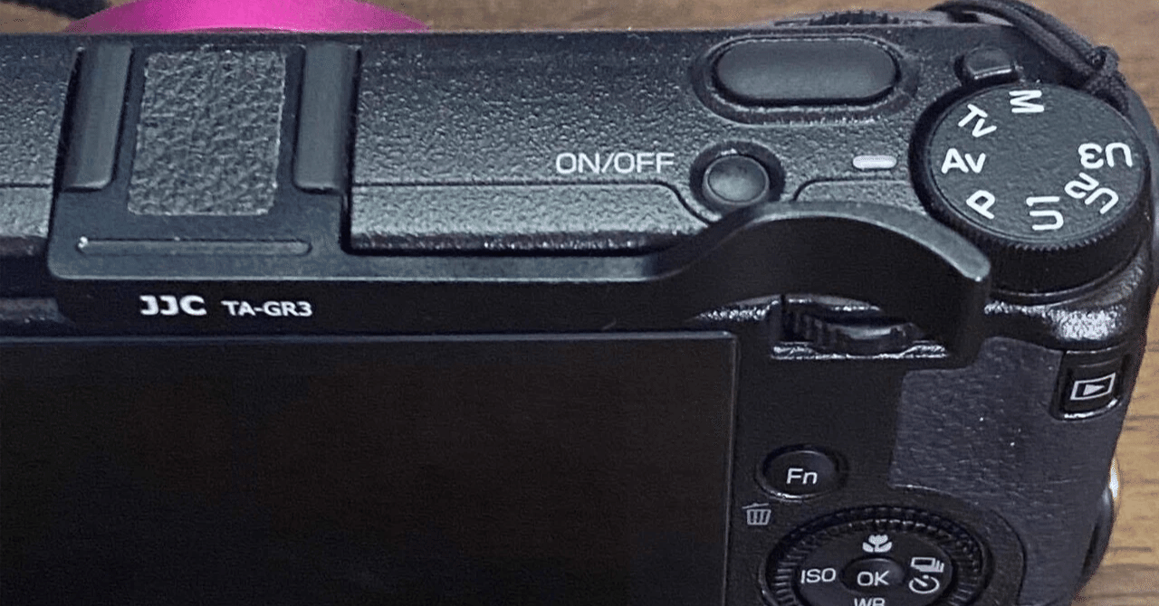 サムレスト付き RICOH GR III コンパクトデジタルカメラ RICOH GR III/IIIx専用の金属製角型フード＆サムレスト - デジカメ Watch