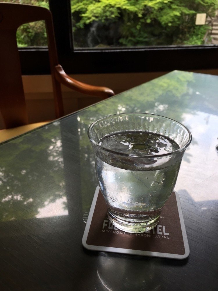 Glass of #water reflecting #green #trees #Fujiya #Hotel #Hakone #Japan #nature 
緑が反射するグラスの水 
箱根富士屋ホテル