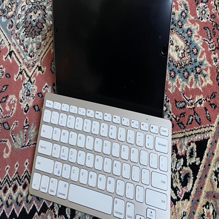 Apple iPad シルバー 本体 (おまけでジャンクのキーボード) 激安Apple純正 Magic Keyboard A2450 シルバー Mac アップル