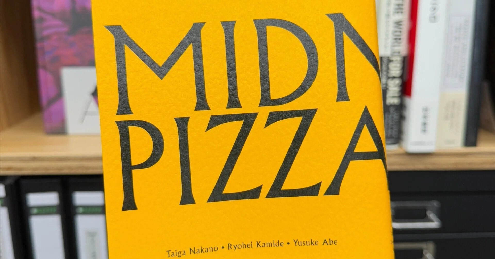 MIDNIGHT PIZZA CLUB サイン入り 仲野太賀×上出遼平×阿部裕介『Midnight Pizza Club』特設ページ