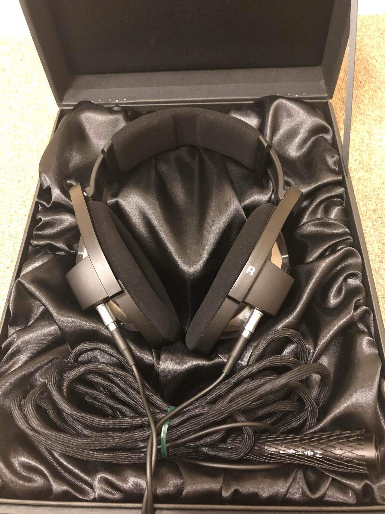 黒い筐体がかっこいい! 開放型ヘッドホンならではのサウンド 黒い筐体がかっこいい! 開放型ヘッドホンならではのサウンド