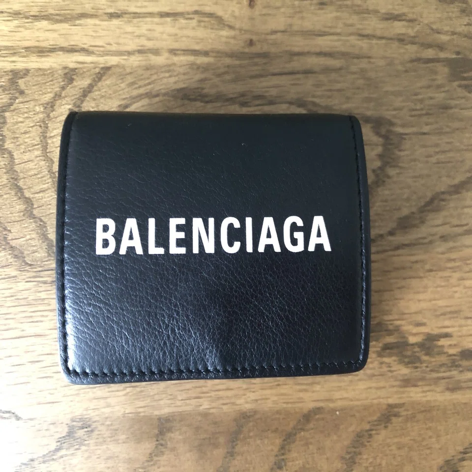 BALENCIAGA（バレンシアガ）のミニ財布を1年使ってみて気づいた5つの 