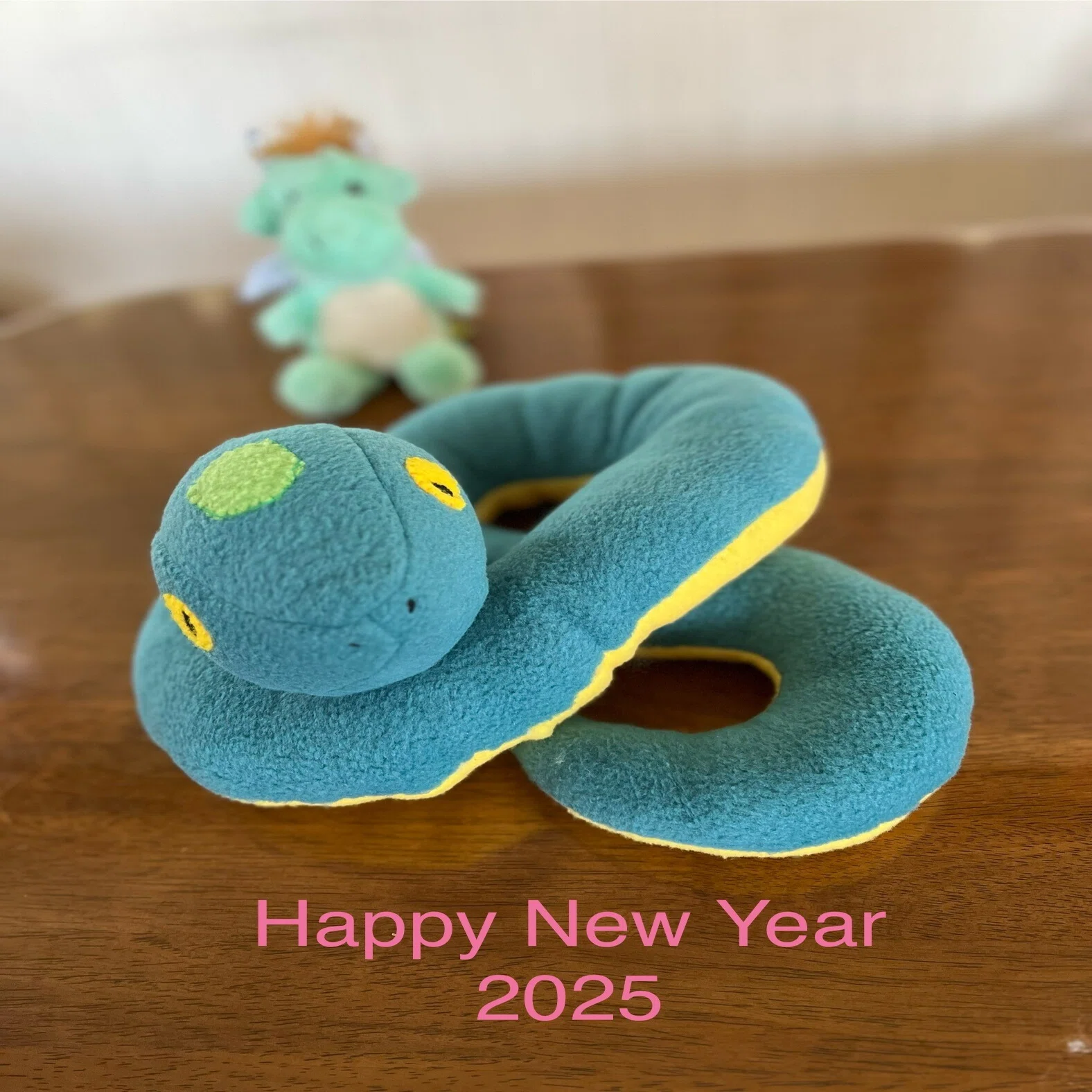 今年もよろしくお願いします。ヘビのぬいぐるみはムスメ作
