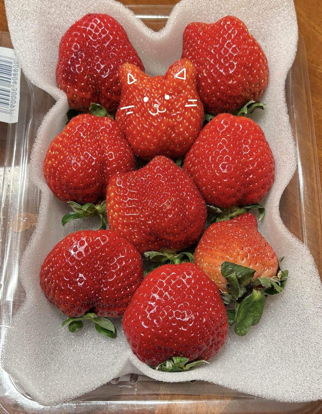 スーパーでイチゴを見ていたら、猫の形をしたイチゴと出会ってそのまま