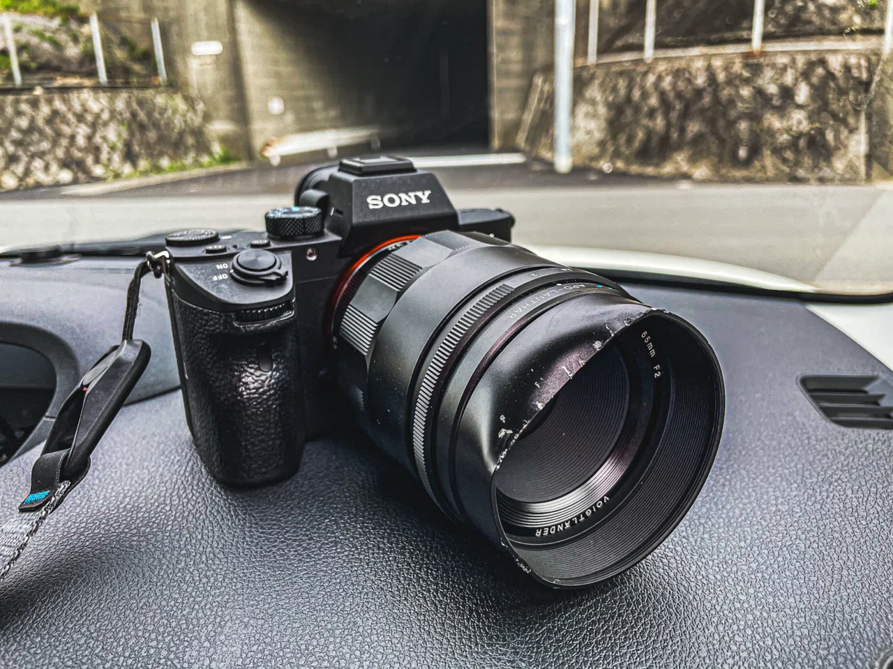 NIKKOR Z 40mm f2 単焦点レンズ ハクバ製メタルレンズフード付き Z 40mm f/2用にF-Fotoの金属製レンズフード（HF-52）を買いました