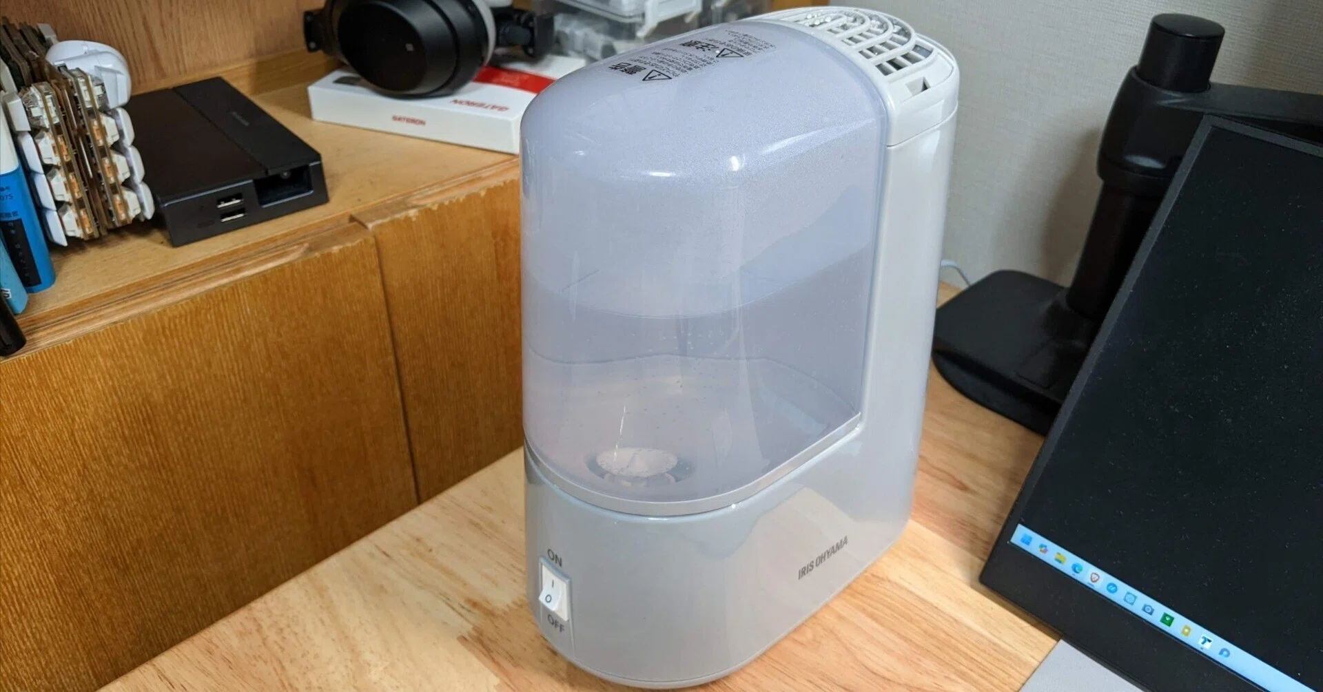 スチーム式加湿器 グレー 狭い書斎は小さいスチーム式加湿器とスマート電源プラグで湿度調整する