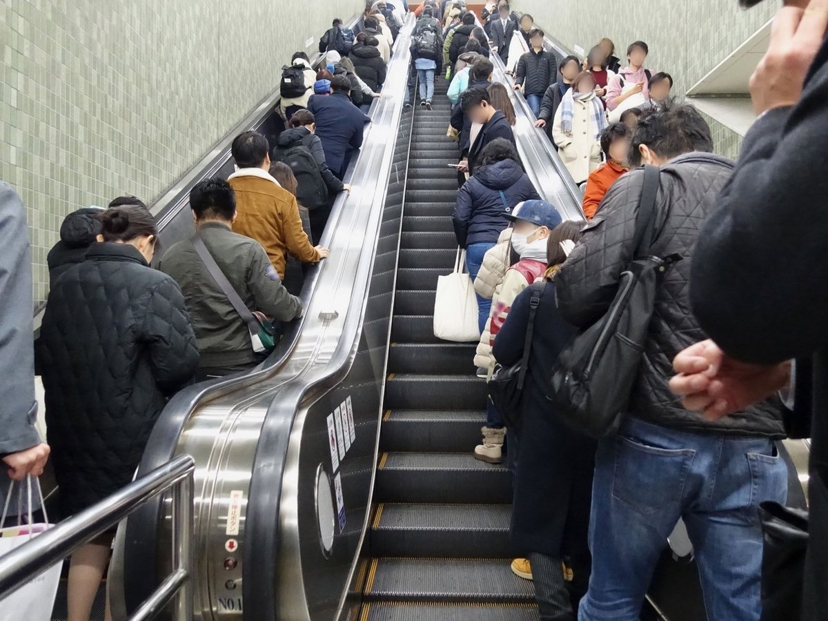 ミクロの視点_エスカレーターのイメージ画像