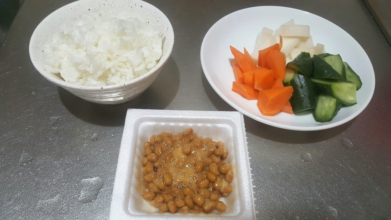 国産大豆の納豆と こだわりやで買ったぬか漬けとごはん 質素に見えるけど外食より満足感あるわ 幸せ やっぱり休みの日くらいご飯つくろ いくら試験勉強したいといっても 試験は合格 体はボロボロじゃ こにたん キャリア迷子の日々成長中it企業ol Note