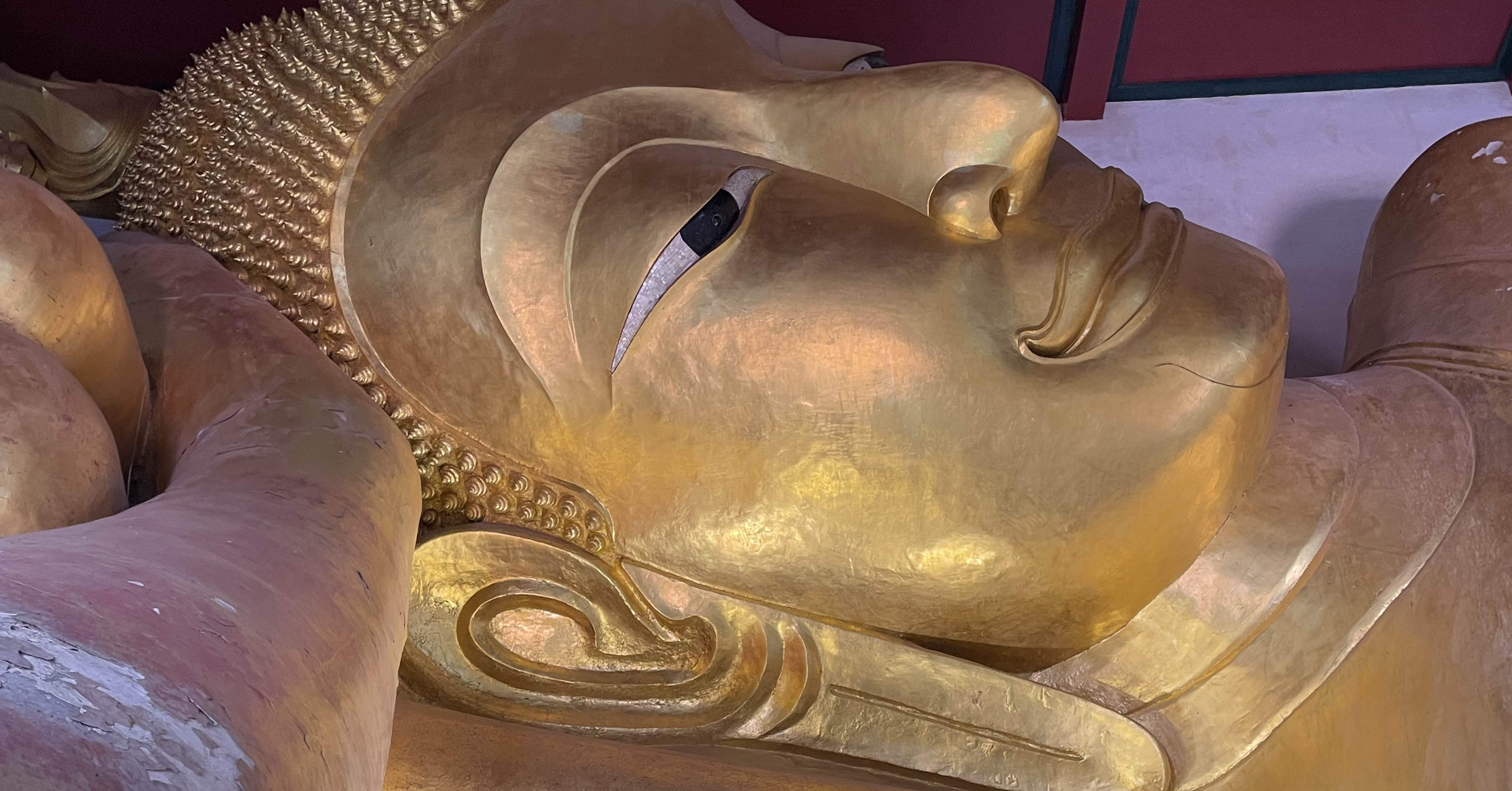 ワットプラノーン】涅槃仏の形って作られた時代や国によって違うねん