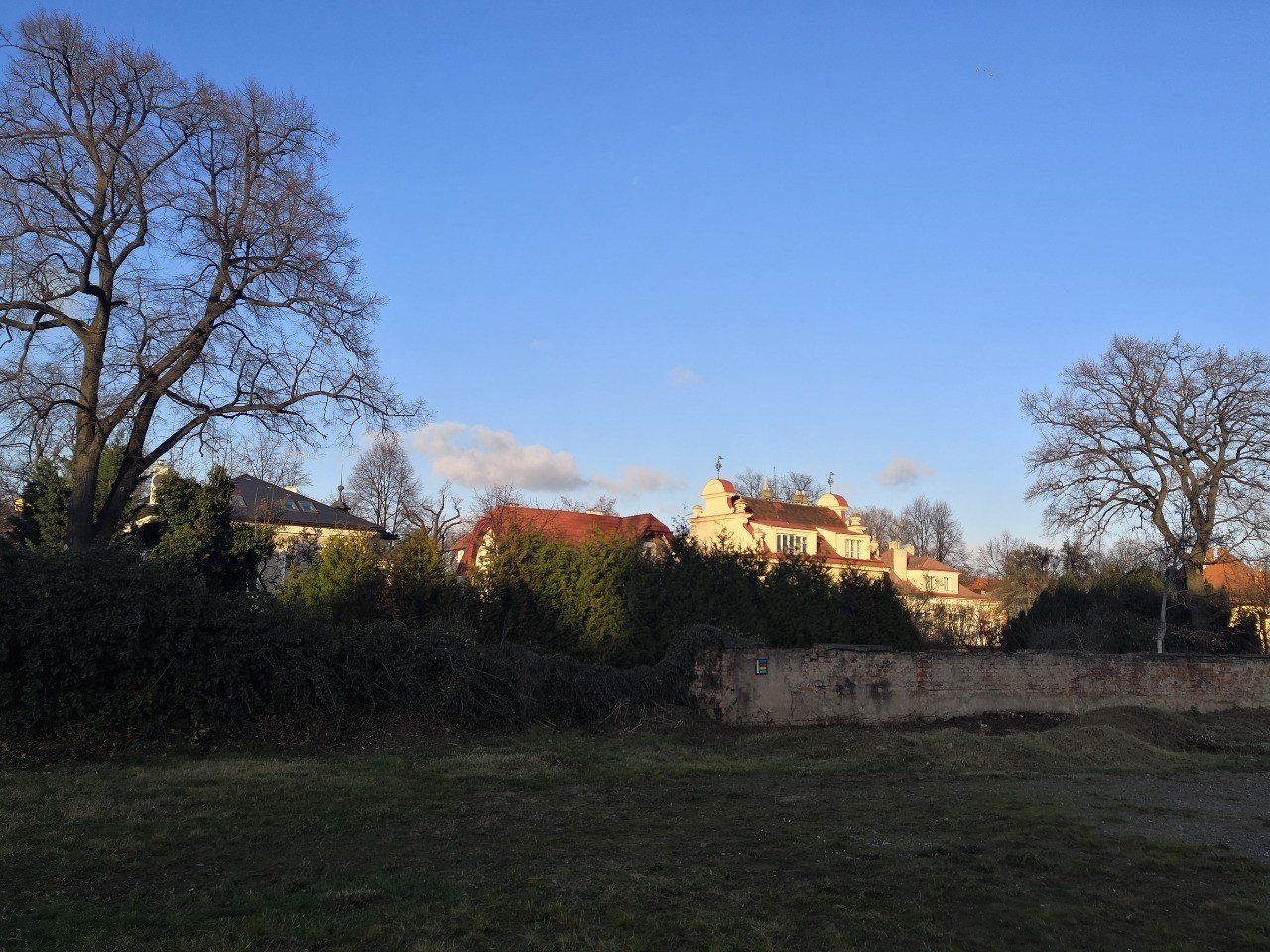 山奥にある巨大な宗教施設 大音量のクラシック音楽 ファサードに刻まれた古代文字 R Rorys Note