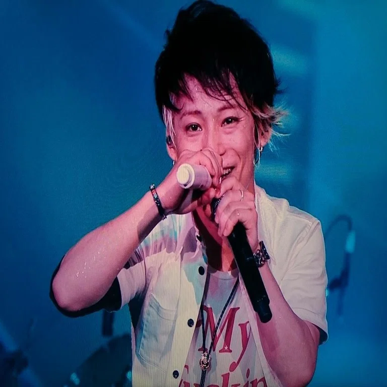 Uverworldのvo 何でマイク2本持ってるの Takuya マイク二刀流の素晴らしさをまとめてみた むげこ Note