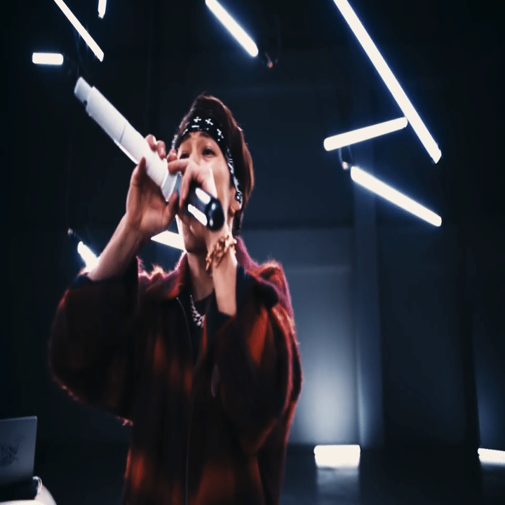 Uverworldのvo 何でマイク2本持ってるの Takuya マイク二刀流の素晴らしさをまとめてみた むげこ Note