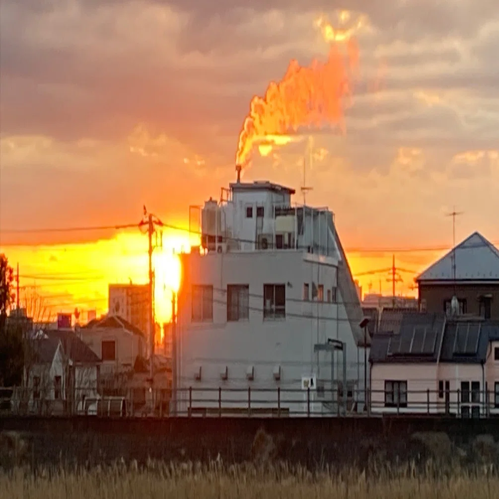 短歌一首】 小寒の夕日に揺れる煙突の煙匂はす冬の安寧｜猫間英介